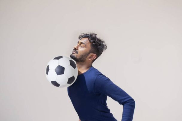 Mies jalkapalloilija saada pallo hänen rinnassa - Valokuva, kuva