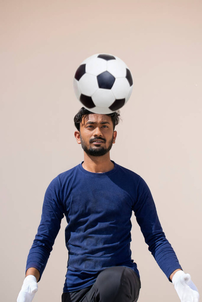 Indyjski piłkarz Gra w piłkę nożną - Zdjęcie, obraz