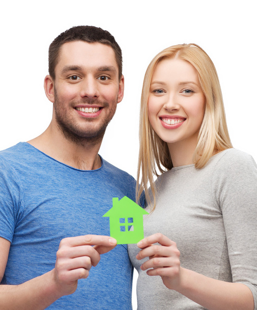 usmívající se pár hospodářství zelená kniha dům - Fotografie, Obrázek