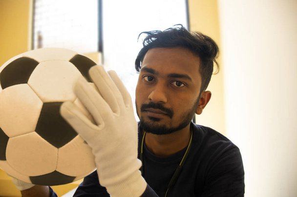 Ritratto del calciatore indiano Holding pallone da calcio - Foto, immagini