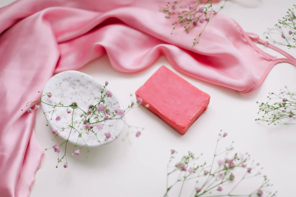 Handmade natural soap with ceramic dish, pink silver dress. Soap bars. Spa, skin care. Natural Organic spa cosmetic products  - Foto, Bild