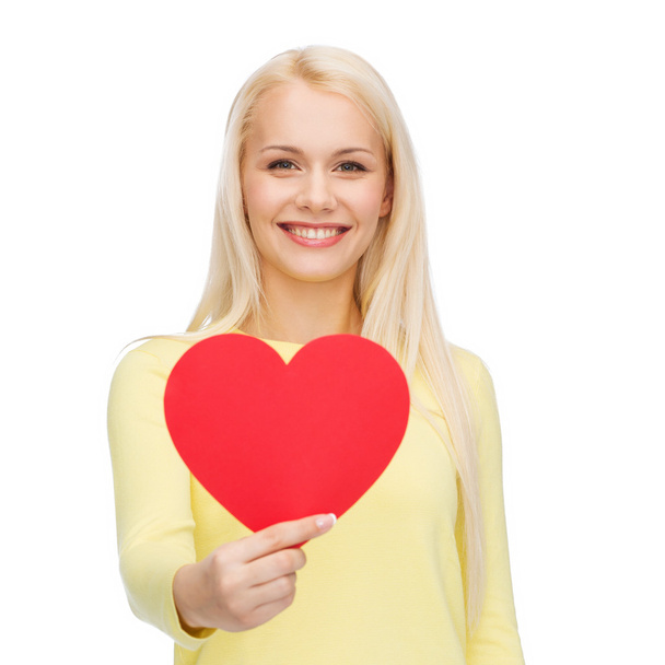 mosolygó nő piros szív - Fotó, kép
