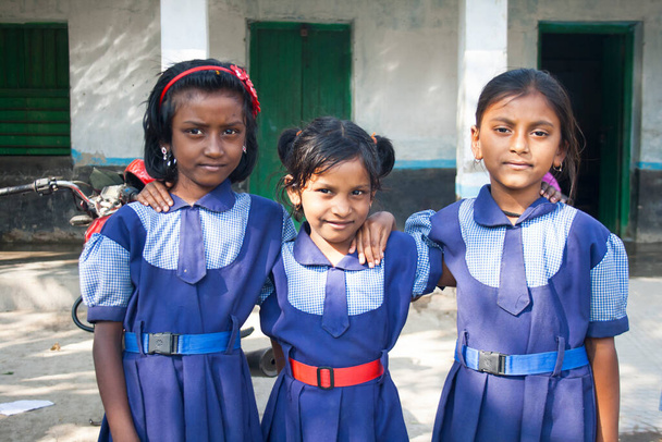 Ινδική Αγροτική Σχολείο κορίτσια μαθητές Εμφάνιση V Είσοδος - Φωτογραφία, εικόνα