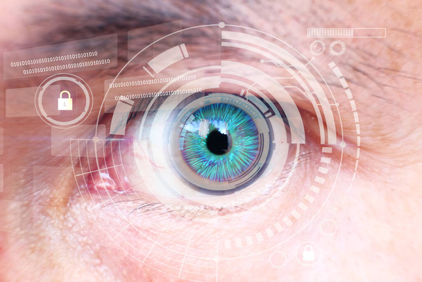 Riconoscimento occhi umani volto processo di scansione ID. Primo piano della donna bianca con interfaccia digitale.Human eye e concetto high-tech, screening dei big data e strategia di trasformazione digitale - Foto, immagini