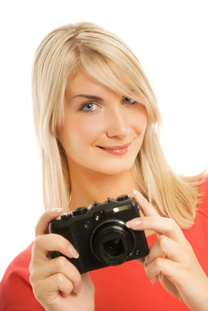 Красивая улыбающаяся женщина с цифровой камерой. Изолированный на белом b
 - Фото, изображение