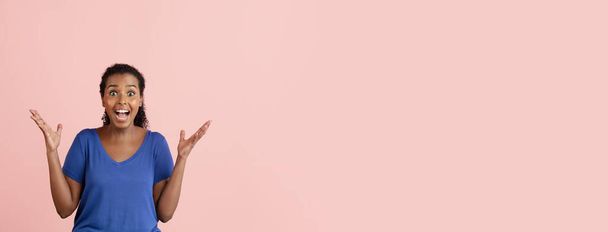 Volador. Retrato de media longitud de una joven hermosa con ropa casual aislada sobre fondo rosa claro. - Foto, Imagen