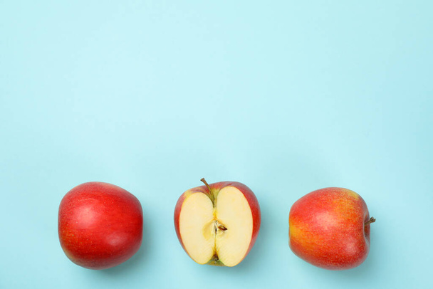 Mavi arkaplanda olgun elmalar, metin için boşluk - Fotoğraf, Görsel
