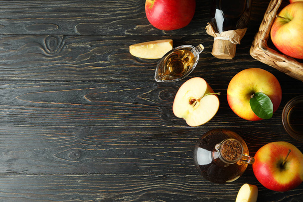 自家製リンゴ酢と木のテーブルの上の成分 - 写真・画像