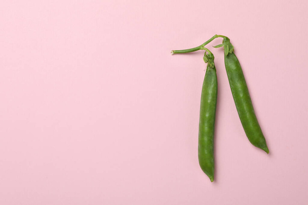 Fresh green pea on pink background, space for text - Zdjęcie, obraz