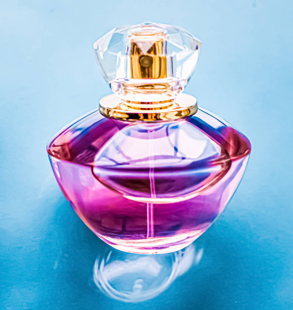 Botella de perfume sobre fondo brillante, aroma floral dulce, fragancia glamurosa y eau de parfum como regalo de vacaciones y cosméticos de belleza de lujo diseño de la marca - Foto, imagen