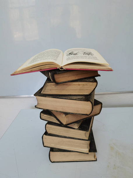Bücher Buch alt gealtert im Staubstapel isoliert für Hintergrund - Foto, Bild