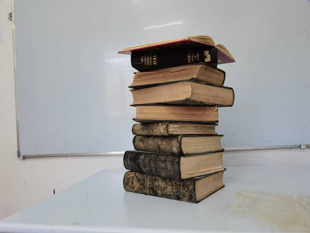 Книги старые в стопке пыли, изолированные для фона - Фото, изображение