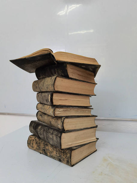 libros libro viejo envejecido en la pila de polvo pila aislado para el fondo - Foto, Imagen