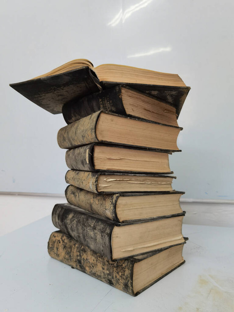 livre vieux vieilli dans la pile de poussière isolé pour le fond - Photo, image