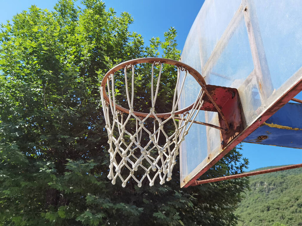 basketbal net oude hemel blauw in de dag - Foto, afbeelding