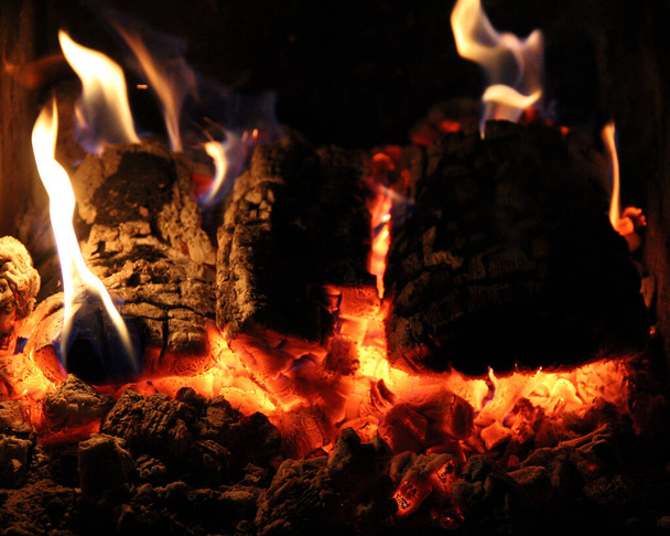 Sıcak Kömürler Karanlıkta Yanıp tutuşuyor - Fotoğraf, Görsel