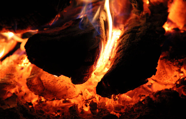 Makroaufnahme von glühender Asche im Lagerfeuer - Foto, Bild