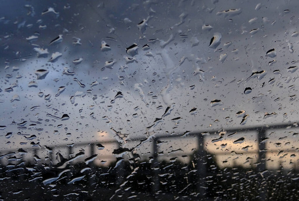 Penceredeki yağmur damlalarının arasından Bulutlu Gökyüzüne bak - Fotoğraf, Görsel