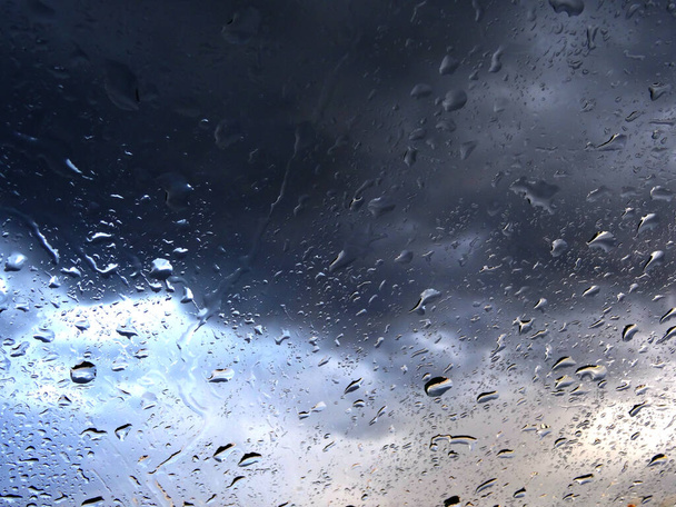 Islak Pencerede Su Damlaları ve Bulutlar - Fotoğraf, Görsel