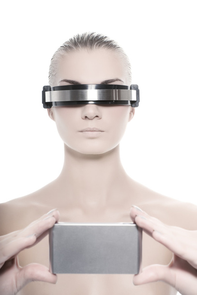 Ciber mujer sosteniendo gadget de plata
 - Foto, imagen