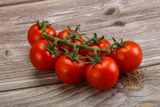 Branche de tomate cerise mûre fraîche isolée - Photo, image