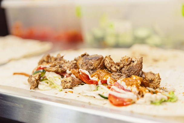 De Doner kebab geïsoleerd op een witte achtergrond. - Foto, afbeelding