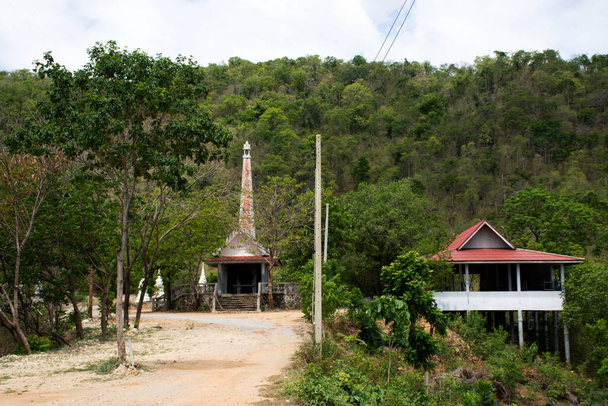 Architektura krematorium lub stos pogrzebowy budowy tajskiego stylu na zewnątrz góry w lesie Wat Khao Sung Chaem Fa świątyni na Khao Sam Sip Hap góry na Tha Maka powiat w Kanchanaburi, Tajlandia - Zdjęcie, obraz