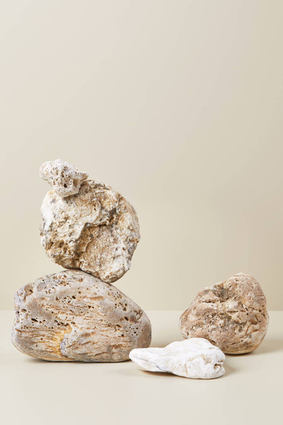 Scena przyrodnicza z kompozycją beżowych i białych kamieni - Zdjęcie, obraz