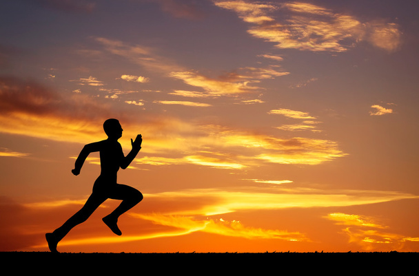 silueta běžící muž na slunce ohnivé pozadí  - Fotografie, Obrázek