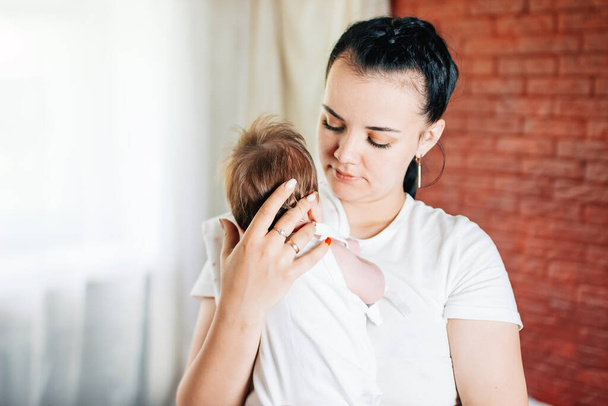 matka drží dítě po krmení pro regurgitaci. regurgitace - Fotografie, Obrázek