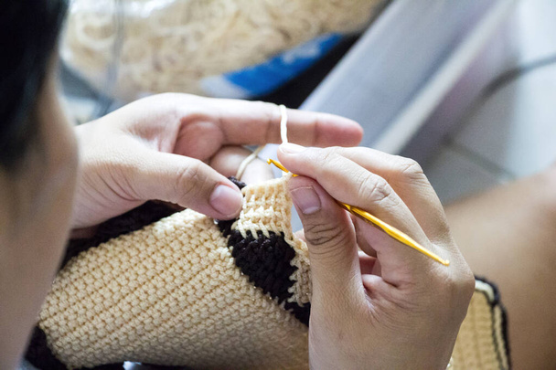 ženy pletou háčkované ruce. hobby řemesla věci. - Fotografie, Obrázek