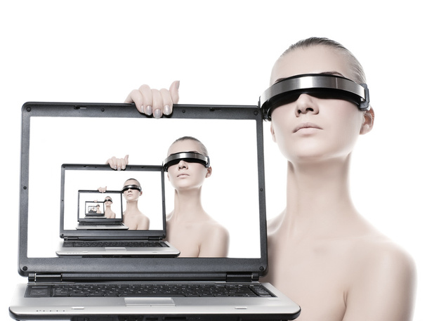 Mulher cibernética bonita com um computador portátil. Isolado em branco
 - Foto, Imagem