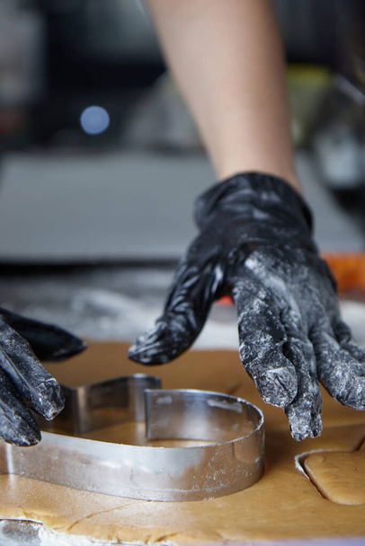 Готовить в перчатках руки делает печенье с помощью теста плесени - Фото, изображение