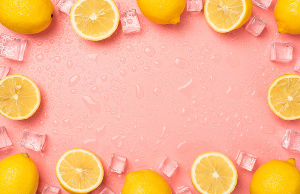 Вид зверху фото водяних крапель кубиків льоду наполовину і цілих жовтих соковитих лимонів на ізольованому світло-рожевому фоні з копійкою посередині
 - Фото, зображення