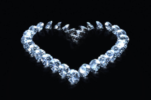 Zblízka pohled na řadu broušených diamantů ve tvaru srdce na černém izolovaném pozadí - 3D vykreslení - Fotografie, Obrázek