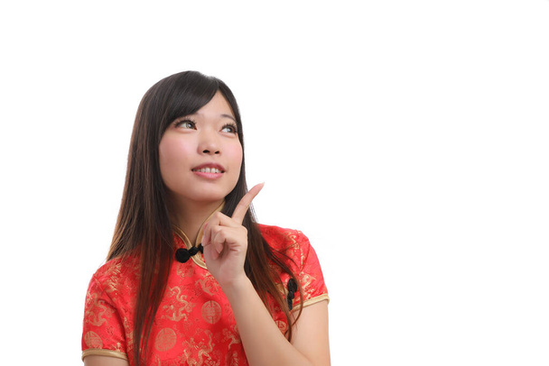 beauté femme porter cheongsam rouge à la recherche et sourire dans la nouvelle année chinoise - Photo, image