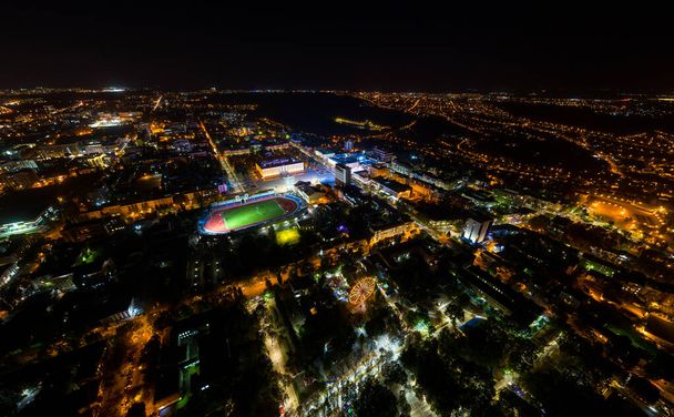 Stavropol, Rusya. Gece şehir merkezinin hava görüntüsü. Gece şehir ışıkları - Fotoğraf, Görsel