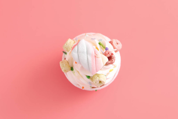 cupcake aislado en fondo rosa - Foto, Imagen