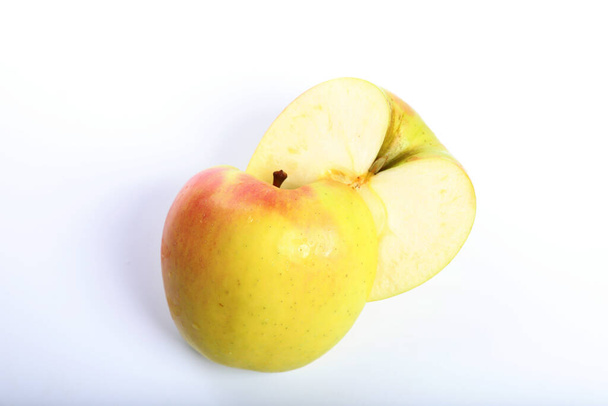 Roter gelber Apfel isoliert auf weißem Hintergrund - Foto, Bild
