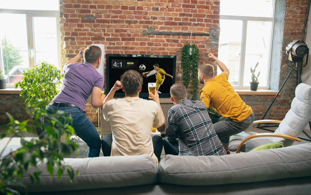 Grupo de amigos assistindo TV, jogo esportivo juntos. Conceito de amizade, atividade de lazer, emoções - Foto, Imagem