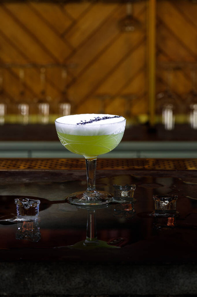 Alcohol bar, cocktail glass on bar counter, cocktail glass in a bar - Zdjęcie, obraz