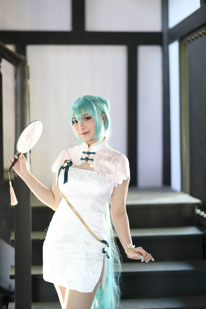 Japón anime cosplay retrato de una chica con traje de vestido chino en el jardín chino - Foto, Imagen