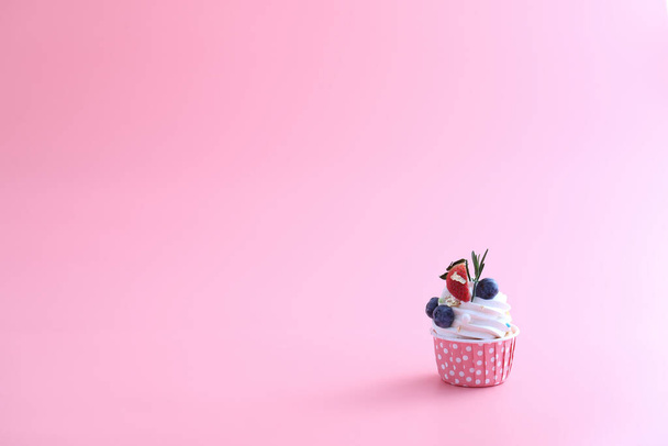 Fruit cupcake geïsoleerd in roze achtergrond - Foto, afbeelding