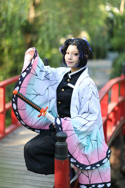 Japón anime cosplay retrato de chica con traje cómico con jardín temático japonés - Foto, Imagen