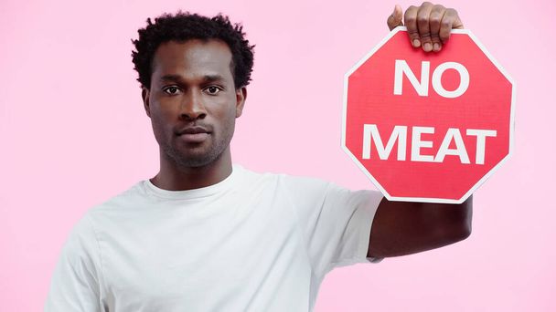 kudrnatý africký Američan v bílém tričku s nápisem bez nápisu na mase izolovaném na růžové - Fotografie, Obrázek