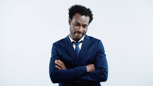 απογοητευμένος Αφροαμερικάνος επιχειρηματίας με επίσημη ένδυση στέκεται με σταυρωμένα χέρια απομονώνονται σε μπλε - Φωτογραφία, εικόνα