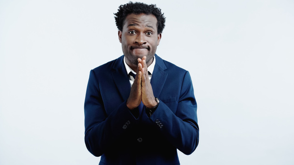 empresário afro-americano de terno com mãos de oração isoladas no azul - Foto, Imagem