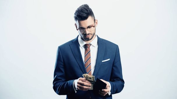 επιτυχημένος επιχειρηματίας που κατέχει πορτοφόλι και δολάρια που απομονώνονται σε λευκό - Φωτογραφία, εικόνα