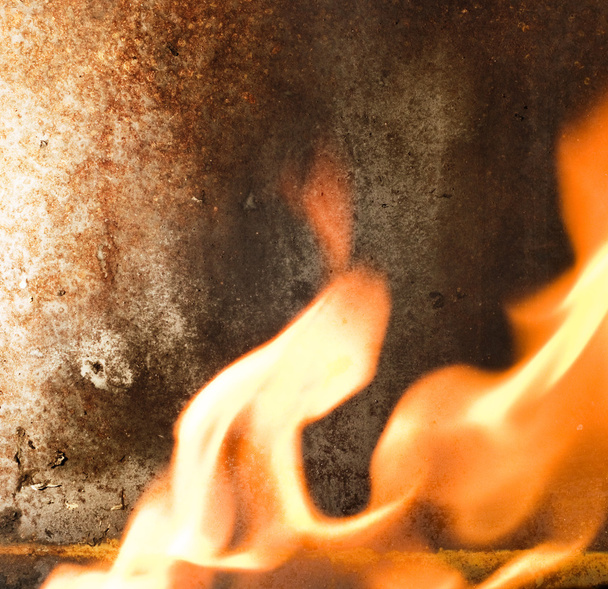 paslı metal doku ve alevler ateş çevresinde - Fotoğraf, Görsel