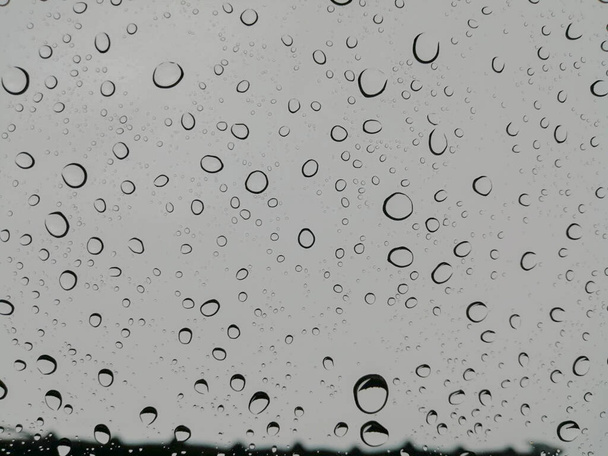 gotas de agua en el vaso de coche como bokeh después de la lluvia, concepto fresco, fondo de patrón de gota de agua sin costura - Foto, Imagen